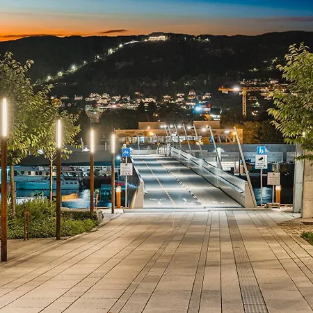 I Topp Etasje Med Flott Stor Felles Takterrasse Bergen